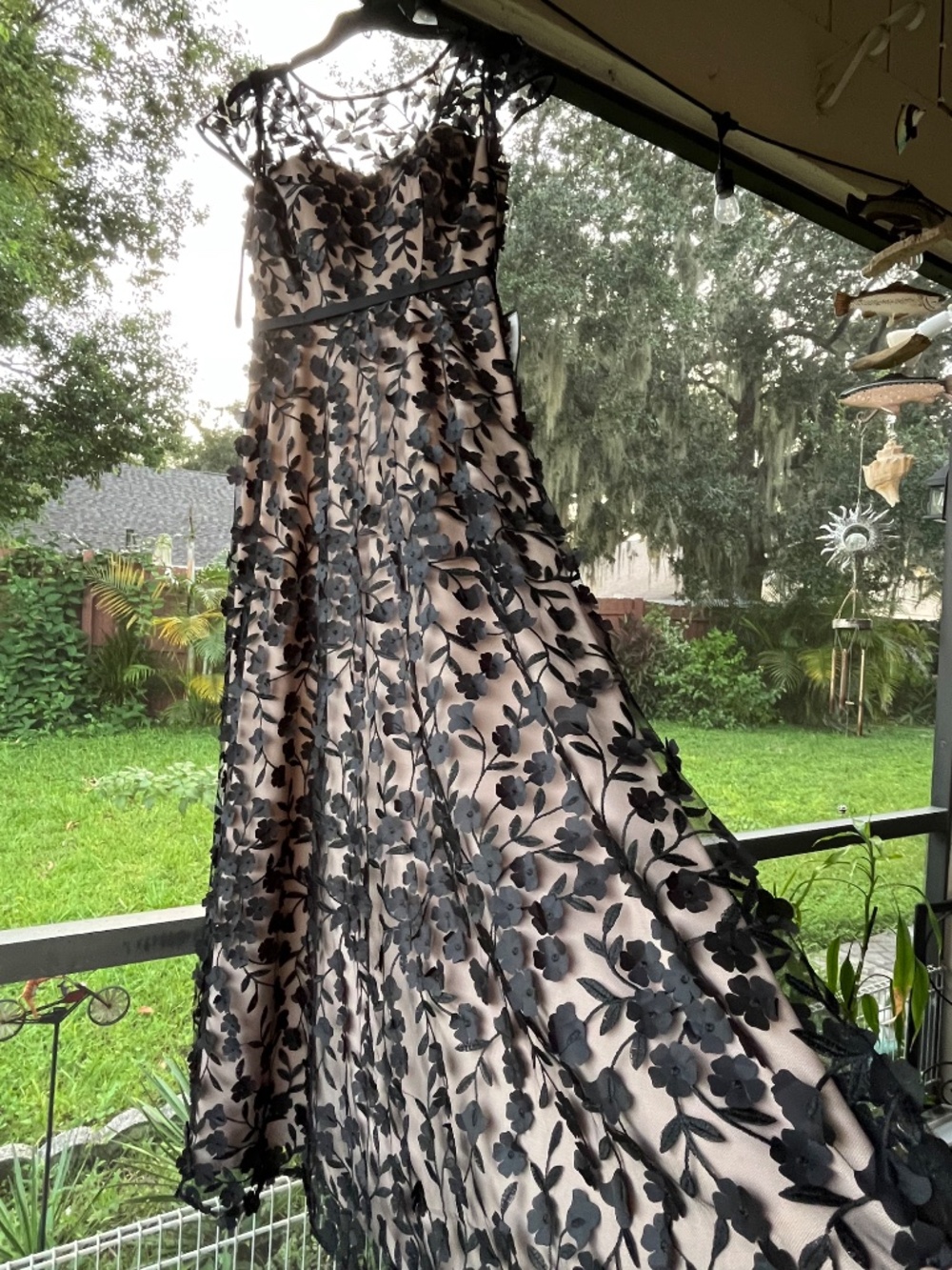 NWT XSCAPE Women’s 3-D Floral Overlay black and nude maxi dress size 4 - Picture 4 of 16
